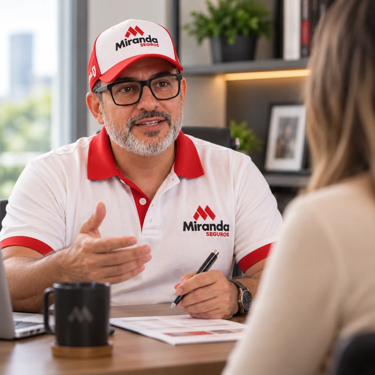 Consultor Miranda Seguros em reunião com uma cliente